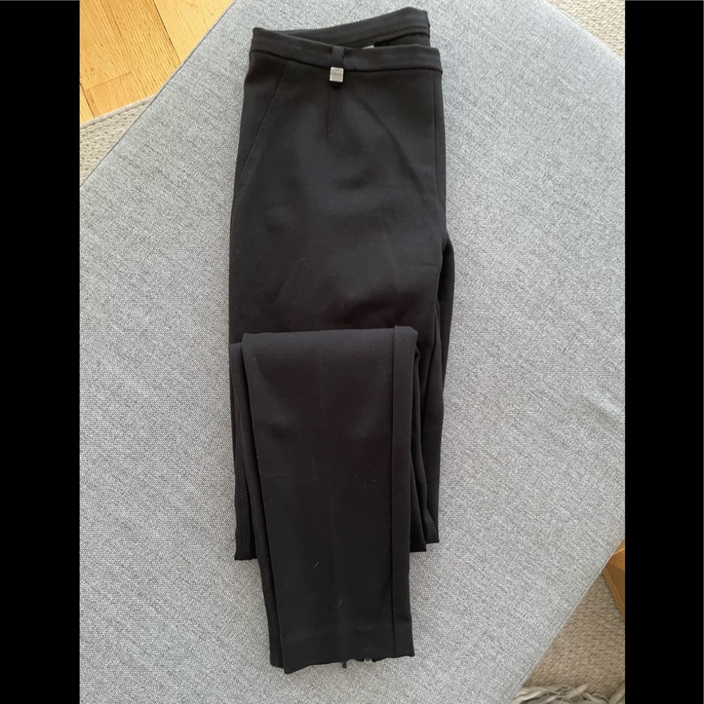 Stretchy leggings with ankle zippers